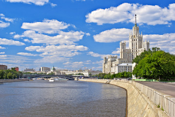 Fototapeta na wymiar Apartamenty Kotelnicheskaya Embankment