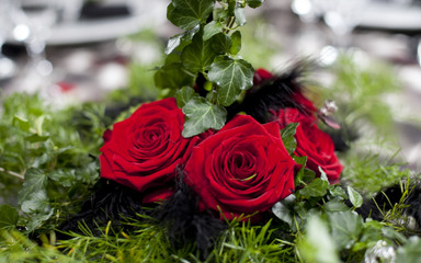 fleurs décoratives sur table de fête