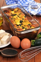 Un plat de flan de courgettes et feta