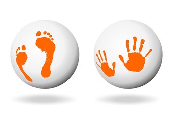 Hand- und Fußabdruck auf einer weißen Kugel