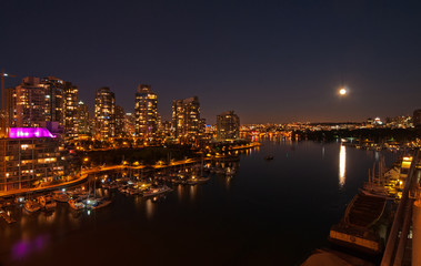 Naklejka premium False Creek Vancouver bei Vollmond