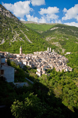 Fototapeta na wymiar Pacentro średniowieczna wioska, Abruzja, Włochy