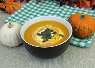 Kürbiscremesuppe mit Kürbiskernen