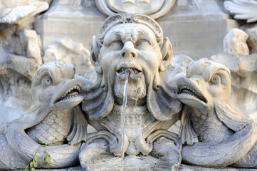 Fototapeta na wymiar détail fontaine du panthéon