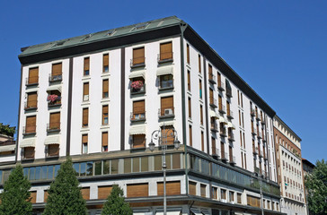 Fototapeta na wymiar Zabytkowy budynek z wieloma oknami w centrum miasta