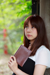 本を持つ若い女性