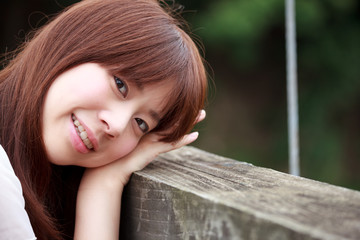 笑顔の若い女性