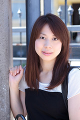 微笑む若い女性