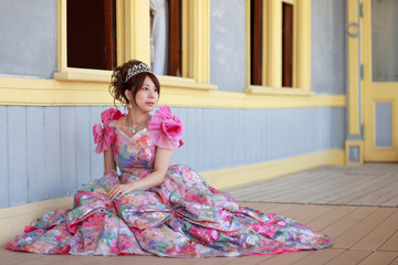若い女性 レトロ風ドレス