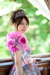 若い女性 レトロ風ドレス