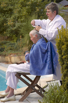 Aide &agrave; domicile  - Soins des cheveux