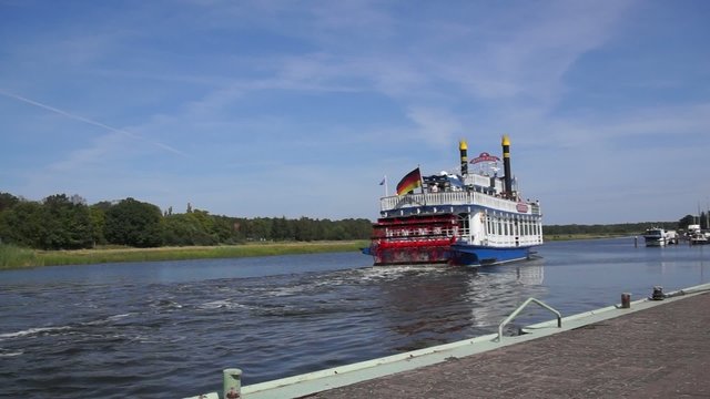 Video Schaufelraddampfer