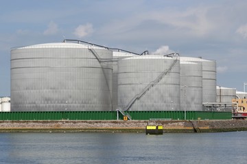 Tanklager im Hafen