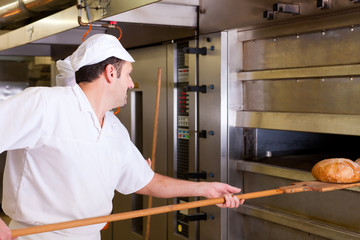 Bäcker beim Brotbacken