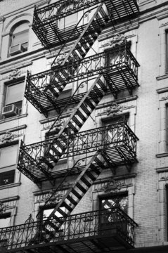 Fototapeta Façade avec escalier de secours noir et blanc - New-York