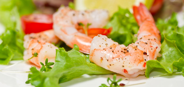 Garnelen auf Blattsalat