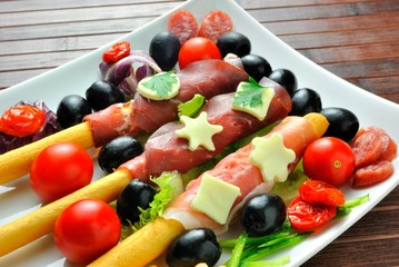 Vassoio di grissini con bresaola e prosciutto