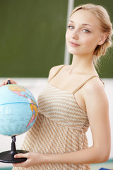 Naklejka premium Teacher at school with a globe
