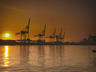 Il porto di Genova al tramonto