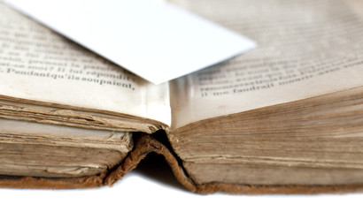 carton blanc sur livre ancien jauni