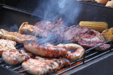 Grillen: Maiskolben, Bratwürste, Fleisch und Kräuterbaguette