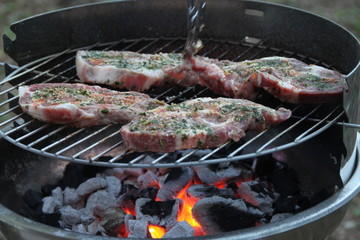 Grillsaison: Grill-Fleisch - Bier angießen