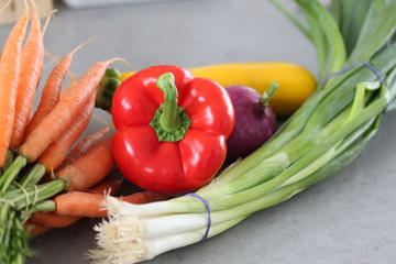 Buntes Sommergemüse auf der Arbeitsplatte - Hochformat