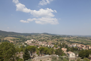 Fototapeta na wymiar San Gimignano y la campiña toscana, Italia