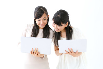 ノートパソコンを見る女の子二人