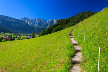 Fototapeta na wymiar Kroki górskiej ścieżce w miejscowości alpejskich, Gosau, Austria