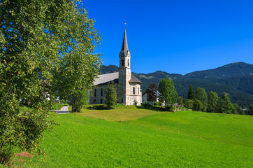 Fototapeta na wymiar Kościół w górskiej miejscowości w lecie, Gosau, Austria