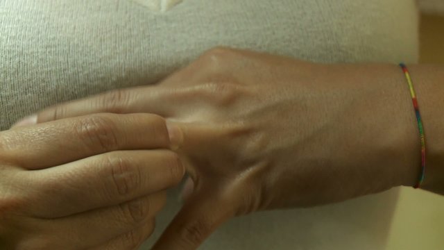 Frau probiert Ring an