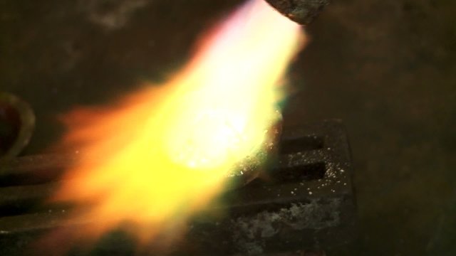 Metall einschmelzen - Flamme