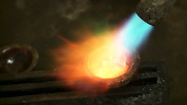 Metall einschmelzen - Flamme