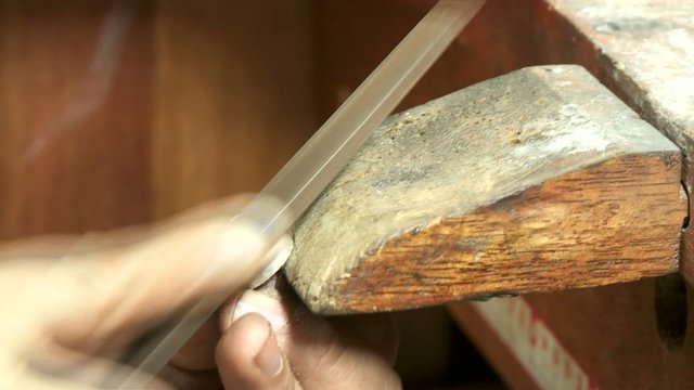 Goldschmied feilt Ring