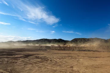 Selbstklebende Fototapete Sandige Wüste Baustelle und Staub
