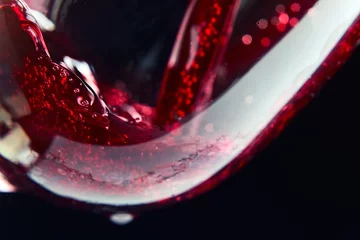 Cercles muraux Vin Vin rouge sur fond noir