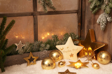 Weihnachtsfenster in Gold mit Holz