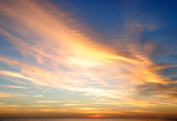FONDO DE CIELO AL ATARDECER Y HORIZONTE DEL MAR