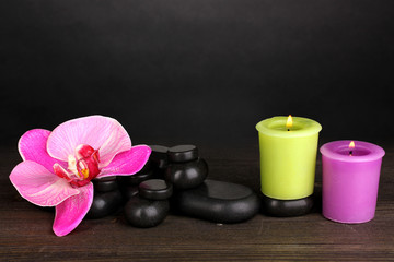 Obraz na płótnie Canvas Kamienie spa z kwiat orchidei i świeczki