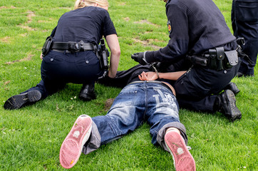 Polizisten verhaften Täter