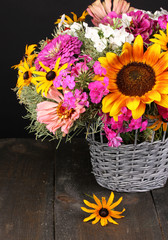 Fototapeta na wymiar Piękny bukiet z jasnych kwiatów