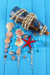 Fototapeta na wymiar Decor of seashells close-up on blue wooden table