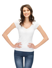 Obraz premium smiling teenage girl in blank white t-shirt