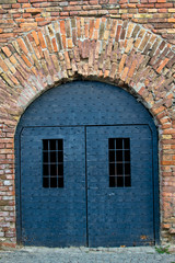 Obraz na płótnie Canvas Stare drzwi żelaza w starym ceglanym murem twierdzy