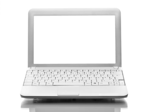 weißer computer mit weißem bildschirm von vorne