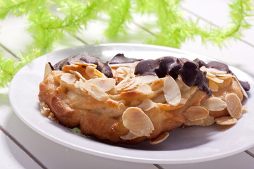 frische Mandelhörnchen