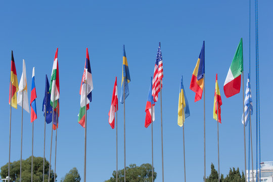 Государственные флаги стран участников форума в Сочи