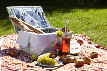 Abwaschbare Fototapete Picknick Perfektes Essen im Garten. Picknick