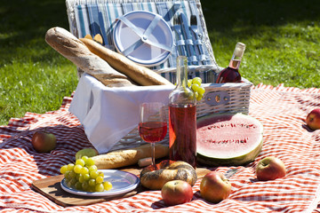 Perfektes Essen im Garten. Picknick